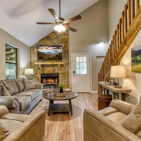 Serene Chalet W Hot Tub, Games, Wi-Fi, Pets Ok